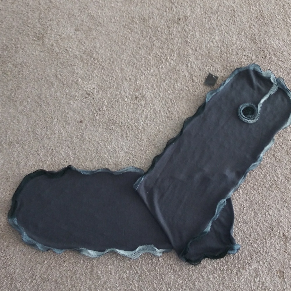 🌸Gray knitted scarf w/ knitted flower.